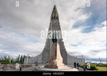 C'est une paroisse luthérienne hallgrimskirkja church à Reykjavík, Islande. À 73 mètres de haut c'est la plus grande église d'Islande. Banque D'Images