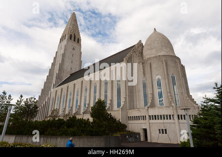 C'est une paroisse luthérienne hallgrimskirkja church à Reykjavík, Islande. À 73 mètres de haut c'est la plus grande église d'Islande. Banque D'Images