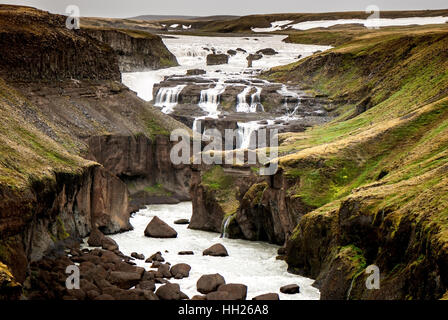 Dans la rivière Thjorsa Dynkur chutes d'Hrauneyjarfoss et la couleur turquoise parfois Sigjaldafoss sont faciles à atteindre. Banque D'Images