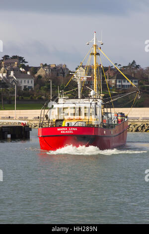 Le chalutier Maria Lena de Kilkeel manouvres à son poste à quai dans le port de Bangor Northern Ireland sur une agréable journée d'hiver Banque D'Images