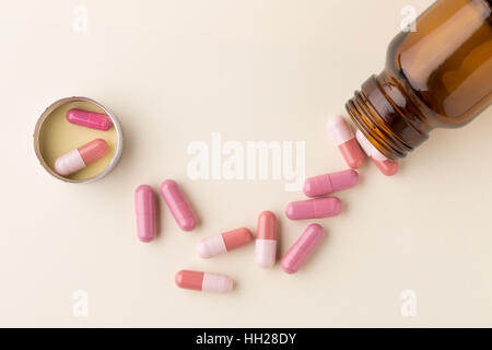 Bouteille de pilules du verre et capsules colorées Banque D'Images