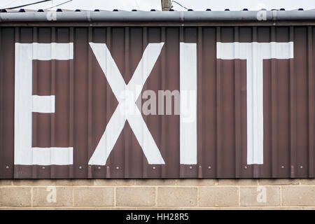 De grandes lettres peintes en blanc indiquent le chemin vers la sortie Banque D'Images