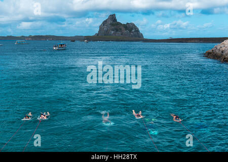 Les touristes au tuba l'île atlantique brésilien Fernando de Noronha, chacun est tiré par un bateau, Pernambuco, Brésil Banque D'Images