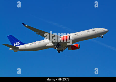 Airbus A330-300, amélioré récemment livré à SAS en 2015, comme premier des quatre. LN-RKR, vol SK925 décolle à l'aéroport de Kastrup Banque D'Images