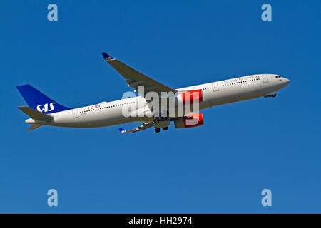 Airbus A330-300, amélioré récemment livré à SAS, 2015, comme premier des quatre, LN-RKR, vol SK925 décolle à l'aéroport de Kastrup Banque D'Images