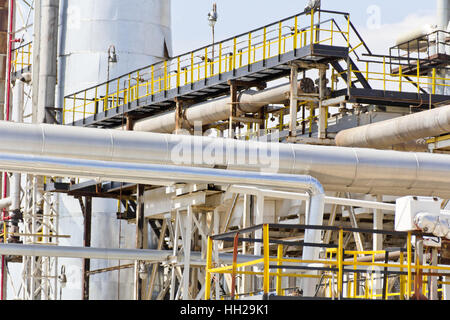 Tubes industriels sur l'usine de pétrole Banque D'Images