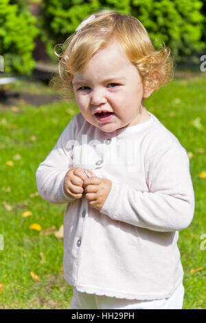 Mignon bébé fille aux cheveux blonds Banque D'Images