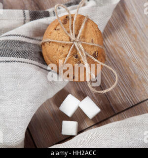 Biscuits d'avoine aux pépites de chocolat à égalité avec cordeau de lin pour cadeau bien-aimé le jour de la Saint-Valentin Banque D'Images