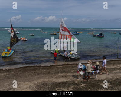 Les vendeurs de plage et plage de jangadas sur Porto de Galinhas Banque D'Images