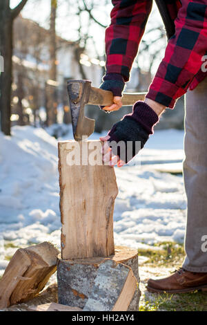 Man chopping bois de chauffage dans la cour avant Banque D'Images