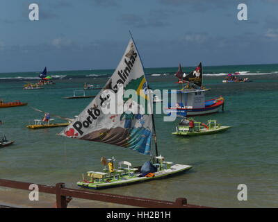 Jangadas attendent les touristes Porto de Galinhas Banque D'Images