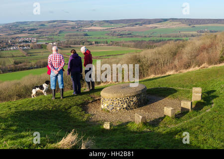 Les gens à la vue par la Couronne à Wye millénaire pierre dans la réserve naturelle nationale de Wye en collines sur North Downs Way le long de Wye Downs. Kent UK Banque D'Images