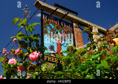 La Royal Oak enseigne de pub, entouré de roses. Banque D'Images