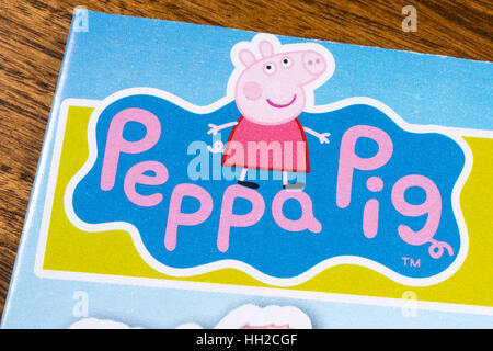 Londres, Royaume-Uni - 13 janvier 2017 : Le logo de la Peppa Pig show en vedette sur une notice pour la Peppa Pig World Amusement Park. Banque D'Images