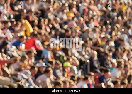 Les personnes floues participant à un événement à un stade en plein air Banque D'Images