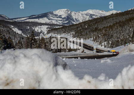 Vail, Colorado - Hiver sur l'Interstate 70 at Vail Pass à dans les Montagnes Rocheuses. Banque D'Images