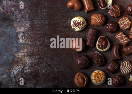 Assortiment de bonbons au chocolat fin, blanc, noir, et le chocolat au lait. Arrière-plan de bonbons avec copie espace. Vue d'en haut Banque D'Images