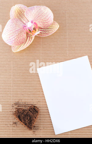 Café moulu, d'orchidées et de décoration amour lettre sur fond de bois Banque D'Images