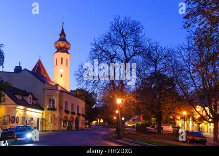 Wien, Vienne : Vin place Grinzing ; Himmelstrasse et église paroissiale de la Sainte Croix, 19, Wien, Autriche. Banque D'Images