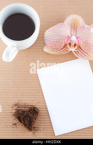 Café moulu, d'orchidées et de décoration amour lettre sur fond de bois Banque D'Images