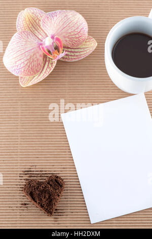 Café moulu, d'orchidées et de décoration amour lettre sur fond de bois Banque D'Images