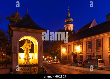 Wien, Vienne : Vin place Grinzing ; Himmelstrasse et église paroissiale de la Sainte Croix, 19, Wien, Autriche. Banque D'Images