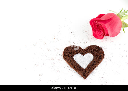 Le café moulu et le sucre amour décoration, Rose rouge sur fond blanc Banque D'Images