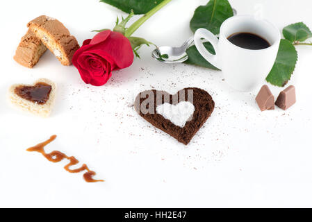 Petit-déjeuner romantique, poncé, le café et le sucre amour décoration sur fond blanc Banque D'Images