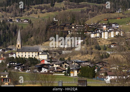 Station de ski à Kirchberg in Tirol, Autriche en journée d'hiver ensoleillée Banque D'Images