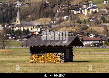 Station de ski à Kirchberg in Tirol, Autriche en journée d'hiver ensoleillée Banque D'Images