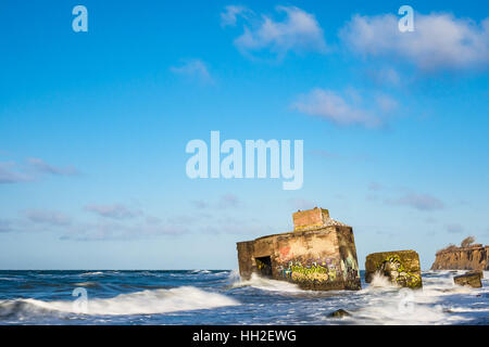 Bunker sur rives de la mer Baltique sur un jour de tempête Banque D'Images