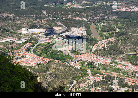 Ville de Monistrol de Montserrat vu de dessus, avec des ponts sur la rivière Llobregat. Province de Barcelone, Catalogne, Espagne. Banque D'Images