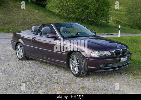 Cabriolet BMW de Série 3 (modèle E46) avec toit rétracté en violet (aubergine) couleur. Banque D'Images