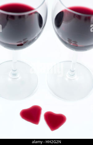 Forme de coeur et deux verres de vin rouge sur fond blanc, Happy Valentine's Day Banque D'Images