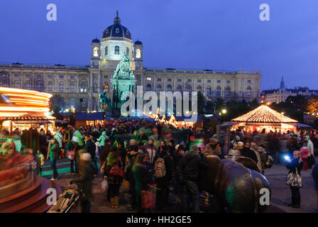 Wien, Vienne : Marché de Noël Christkindlmarkt sur Maria-Theresien-Platz (Maria Theresa Square), dans l'arrière-plan le Musée d'art et le Maria e Banque D'Images