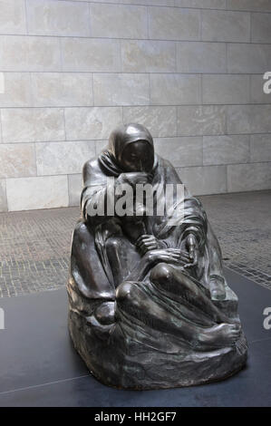 La sculpture Käthe Kollwitz mère avec son fils mort à l'intérieur de la Neue Wache à Berlin, Allemagne. Banque D'Images