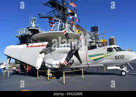 San Diego, Californie - USA - Dec 04,2016 - Hawkeye avion USS Midway Museum Banque D'Images