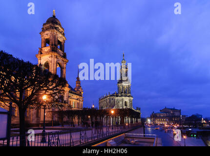 Dresde : Brühlsche Terrasse sur l'Elbe avec tour de la state house, tour du château, cathédrale, Semperoper, Marien's Bridge, , Sachsen, Saxe, Allemagne Banque D'Images