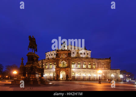 Dresde : l'opéra Semperoper et le monument du roi Johann, , Sachsen, Saxe, Allemagne Banque D'Images