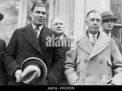 Champion de boxe Jack Dempsey (à gauche) et son manager, Jack Kearns (en fine couche) rencontrer le président aujourd'hui. Banque D'Images