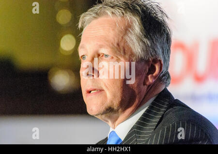 Belfast, Irlande du Nord. 27/11/2010 - Peter Robinson, chef de parti, à la conférence du parti DUP. Banque D'Images