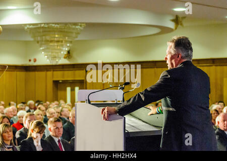 Belfast, Irlande du Nord. 27/11/2010 - Peter Robinson, chef de parti, à la conférence du parti DUP. Banque D'Images