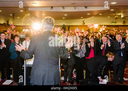 Belfast, Irlande du Nord. 27/11/2010 - Peter Robinson, chef du parti, prend à la scène au milieu de tonnerre d'applaudissements à la conférence du parti DUP. Banque D'Images