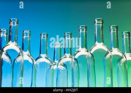 Les bouteilles de vin en cristal standing in a row Banque D'Images