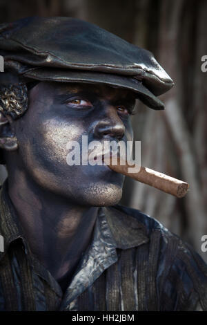 Portrait d'un homme avec des fumeurs de cigare dans le planttaions tabac près de Vinales, Cuba Banque D'Images