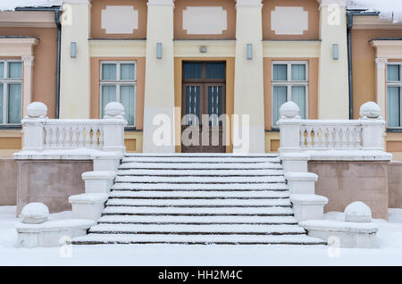 Neige de l'hiver sur l'escalier médiéval de Renavas, Lituanie Banque D'Images