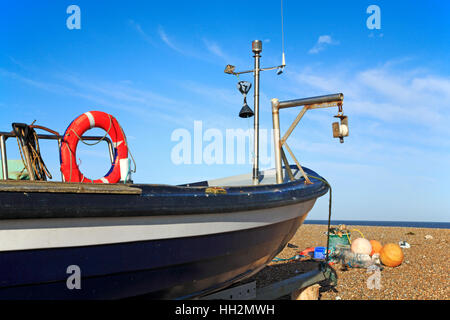 Un bateau de pêche côtière, échoué sur la côte nord du comté de Norfolk à Claj suivant la mer, Norfolk, Angleterre, Royaume-Uni. Banque D'Images