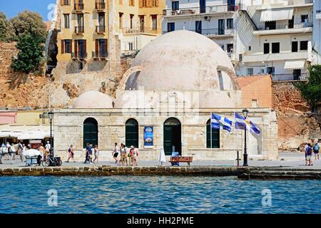 Vue de la mosquée turque à travers le port intérieur avec les touristes de passage par, Chania, Crète, Grèce, Europe. Banque D'Images