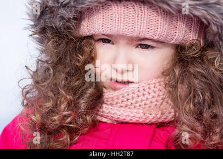 Portrait de jolie belle petite fille dans la neige Banque D'Images