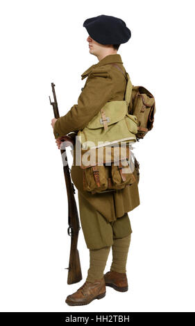 Soldat d'infanterie de montagne français pendant la Seconde Guerre mondiale sur un fond blanc, side view Banque D'Images